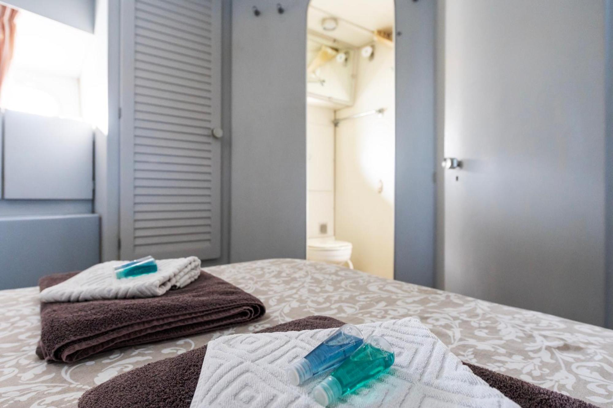 Boat Accommodations Barcelona سان أدريان دي بيزوس المظهر الخارجي الصورة