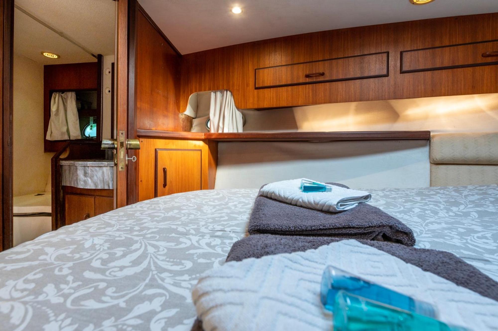 Boat Accommodations Barcelona سان أدريان دي بيزوس المظهر الخارجي الصورة